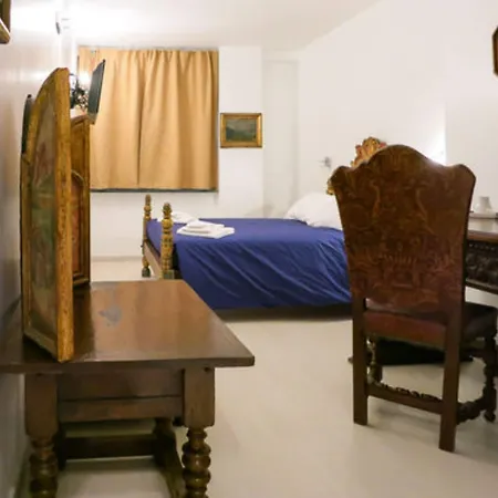 La Del Pino Bed & Breakfast 2*